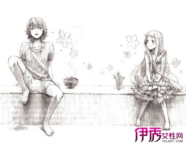 艺术特点 由木炭,铅笔,钢笔等,以线条来画出物象明暗的单色画,称作素描。单色水彩和单色油画也可以算作素描;中国传统的白描和水墨画也可以称之为素描。通常讲的素描多元化指铅笔画和炭笔画。素描是一切绘画的基础,这是研究绘画艺术所必须经过的一个阶段。 素描通常采用可于平面留下痕迹的方法:如,炭笔,钢笔,画笔,墨水,及纸张等。轮廓和线条是素描的一般称谓。素描具备了自然律动感。不同的笔触营造出不同的线条及横切关系和节奏、主动与被动的周围环境、平面、体积、色调、及质感。