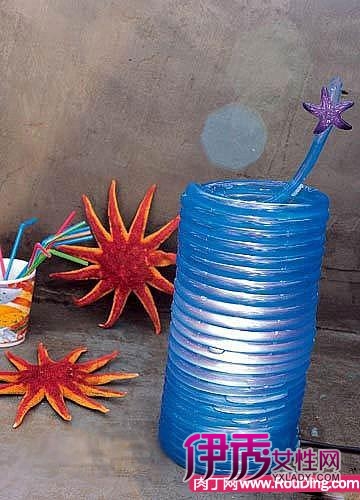 材料:塑料水管,颜料,水,胶枪再普通不过的一段水管,一圈圈盘起来