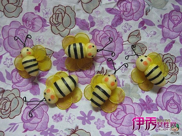 最近迷上了丝网做的东西,疯狂的很,呵呵,可是自己留下的倒是不多,好多都送给朋友和同事了,我喜欢和大家一起分享我的成果,记得《孟子》那句古语,独乐乐,与人乐乐,孰乐?独乐乐不如众乐乐,大家都开心才好.大家喜欢说明大家觉得我做的东西还可以,这点我就已经开心了。 丝网小蜜蜂的做法 准备黄色丝网黄色的铁丝若干,找一个大小适中的管子,把铁丝绕一圈用钳子拧成圆形,如图所