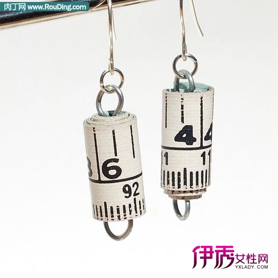 用旧报纸、旧画报和卷尺等废旧材料DIY的纸艺