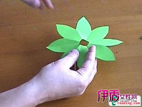 纸花经常作为派对、活动的装饰品,并且制作碎纸花非常简单,幼儿园的小朋友都可以独立完成,学校手工课经常会有手工制作碎纸花的课程安排哦,今天小编介绍手工碎纸花中知名的一员,墨西哥碎纸花的手工制作方法,墨西哥碎纸花是用绉纱纸或薄棉纸制作而成的一种工艺品,用作派对装饰是非常实惠的。碎纸花还可以当成宴会礼品赠送亲朋好友,墨西哥碎纸花手工制作教程走起! 方法/步骤 1买好颜色鲜艳的薄棉纸或绉纱纸。还要买好绿色的毛根,用作花茎。另外再准备一把剪刀就可以了。 2将短边层层折叠起来。每次都将短边折起2.
