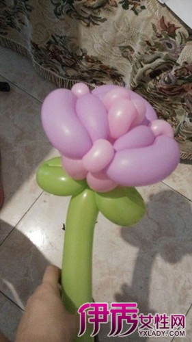 【图】气球做花步骤图解教程 3个步骤气球变鲜花
