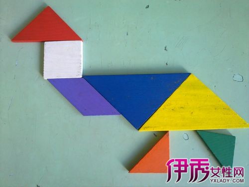 将一块正方形的板按图所示分割成七块,就成了七巧板.