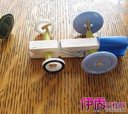 【图】废品手工制作玩具图欣赏_手工小制作 家有上幼儿园宝宝的家长都知道,幼儿园老师会让家长和宝宝一起做手工,利用家里的废品制作,不仅能锻炼孩子的智力,动手能力,也能更让家长和孩子更好的交流,增……
