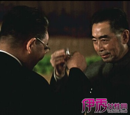 【关于周总理乐于助人的事迹】