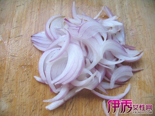 【洋葱怎么切】【图】洋葱怎么切丝切丁 介绍其切法和选购洋葱方法(3)_伊秀美食|yxlady.com