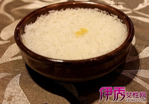 【蒸饭】【图】五种蒸饭小窍门 将陈米夹生饭变美味(2)_伊秀美食|yxlady.com