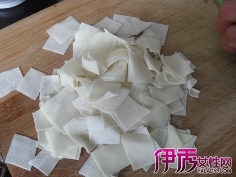 【云吞皮】【图】云吞皮怎么和? 几步教你快速做出面皮_伊秀美食|yxlady.com
