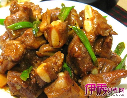 【青椒炒排骨的家常做法】【图】青椒炒排骨的家常做法有哪些 小编给你支三招_伊秀美食|yxlady.com