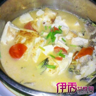 美食 正文 黄刺鱼炖豆腐 主料:黄刺鱼350g,豆腐500g,西红柿1个