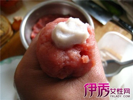 【自制撒尿牛丸的做法】【图】自制撒尿牛丸的