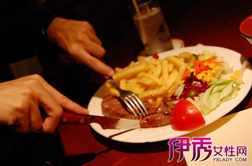 【中西餐桌礼仪的差异】【图】中西餐桌礼仪的