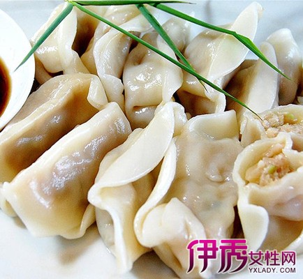 肉末切丁后剁成肉末,加入磨碎的姜蓉2.粉丝中加入10毫升盐3.圆白菜猪肉鸡蛋图片