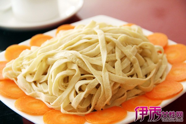 【蒸鸽子要蒸多久】【图】蒸面条要蒸多久简面条能喝绿豆汤吗图片