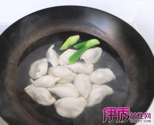 【速冻饺子的煮法】【图】介绍速冻饺子的煮法 五步教你快速煮熟饺子_伊秀美食|yxlady.com