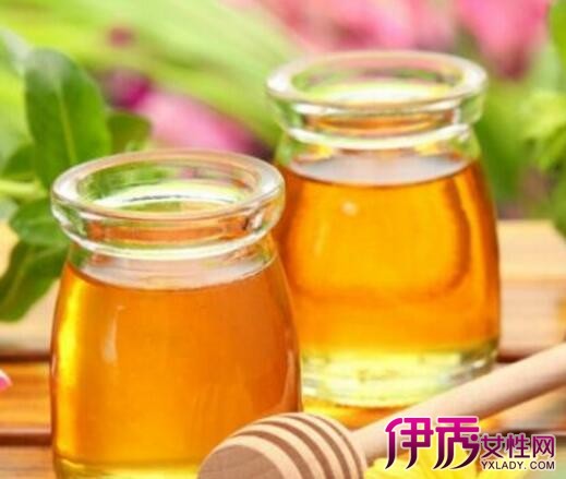 春季是蜂蜜成熟的季节,并且蜂蜜具有滋阴润肺的功效,所以人们每天都会喝一杯蜂蜜水,但是市场上有很多种蜂蜜,经过加工的蜂蜜都一样,我们怎样才能辨别它的优劣呢,现在我就把不用尝就能辨别蜂蜜好坏的经验分享给大家。 辨别蜂蜜好坏第一步嗅。 说到嗅,其实纯的蜂蜜闻起来是会有一丝淡淡的清香,根据蜂蜜种类的不同,气味也会不同。比如槐花蜜跟葵花蜜,或者枣花蜜,闻起来气味都会略微差异。这条经验对蜂蜜初买者的作用不大,因为第一次接触蜂蜜的人一般是不太容易分辨这些气味的。所以注意第二条经验。 辨别蜂蜜好坏第二步看 分