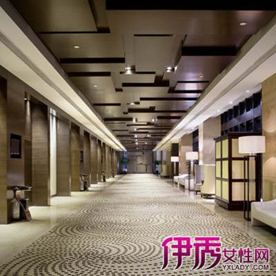 画室走廊装修的设计根据情况不同,设计的重点和处理的技巧也不同。对于封闭式且很狭长的过道,可以在过道的末端做对景台,吸引人的视线,让人感觉不到狭长。