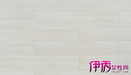 五、选加工精度用几块地板在平地上拼装,用手摸、眼看其加工质量精度、光洁度,是否平整、光滑,榫槽配合、安装缝隙、抗变性槽等拼装是否严丝合缝。好地板应该做工精密,尺寸准确,角边平整,无高低落差。 六、选木材质量实木地板采用天然木材加工而成,其表面有活节、色差等现象均属正常。同时,这也正是实木地板不同于复合地板的自然之处,故不必太过苛求。如表面有虫眼、开裂、腐朽、蓝变、死节等缺陷,在施工时可根据铺设需要,或截短,或锯成两半,取其可用而去其缺陷。 七、选油漆质量不论亮光或哑光漆地板,挑选时均应观察表面漆膜是否均