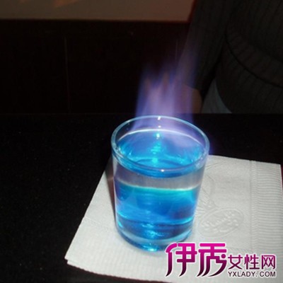 【蓝色妖姬鸡尾酒配方】【图】蓝色妖姬鸡尾酒配方揭秘 四种方法教你做蓝色鸡尾酒_伊秀美酒|yxlady.com