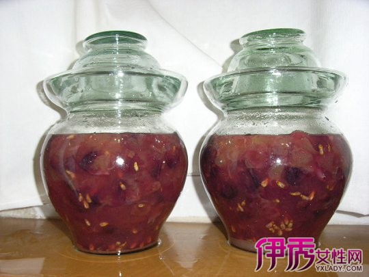 自酿葡萄酒有安全隐患 虽说秋季适量饮用葡萄酒,能开胃健脾、助消化,而杨阿姨自制的葡萄酒表面上看没有什么问题,细细品尝,味道也还不错,但是喝自酿葡萄酒到底安不安全? 在家自制的葡萄酒,葡萄酒的酿制方法并不是很正规,酿酒过程中会不可避免地产生很多细菌,如果是大型企业酿造,会全封闭式消毒,但是家庭自制就无法解决这个问题,自酿葡萄酒,一般在卫生方面不能达标,经常存在大肠杆菌超标等情况。 自酿葡萄酒,小心有毒!
