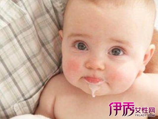 婴儿吃奶后打嗝后睁着眼睛|life.yxlady.com