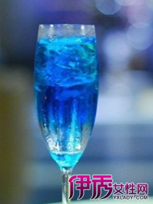 【图】蓝色妖姬鸡尾酒配方揭秘 四种方法教你做蓝色鸡尾酒